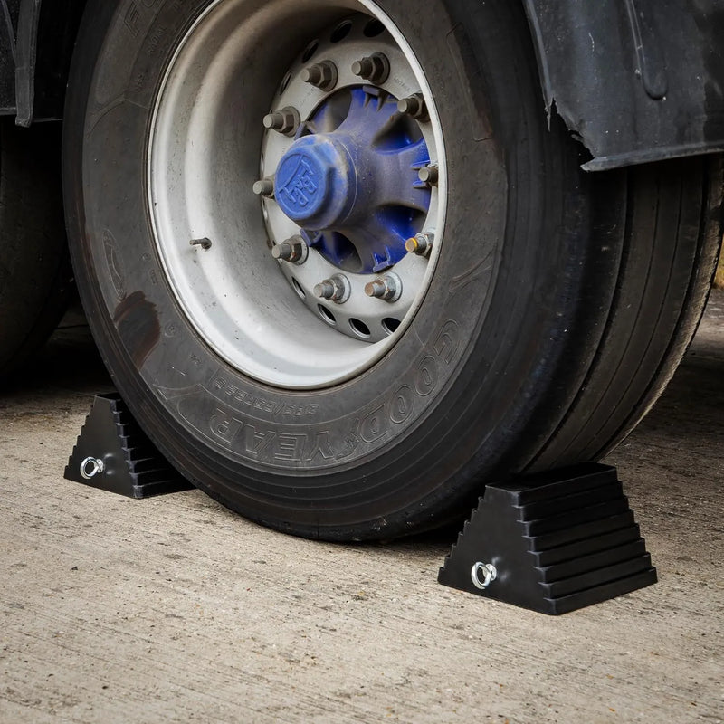 Cargue la imagen en el visor de la galería, Calzas Cuña Tope P/ Rueda Llanta Carro, Camión ó Trailer