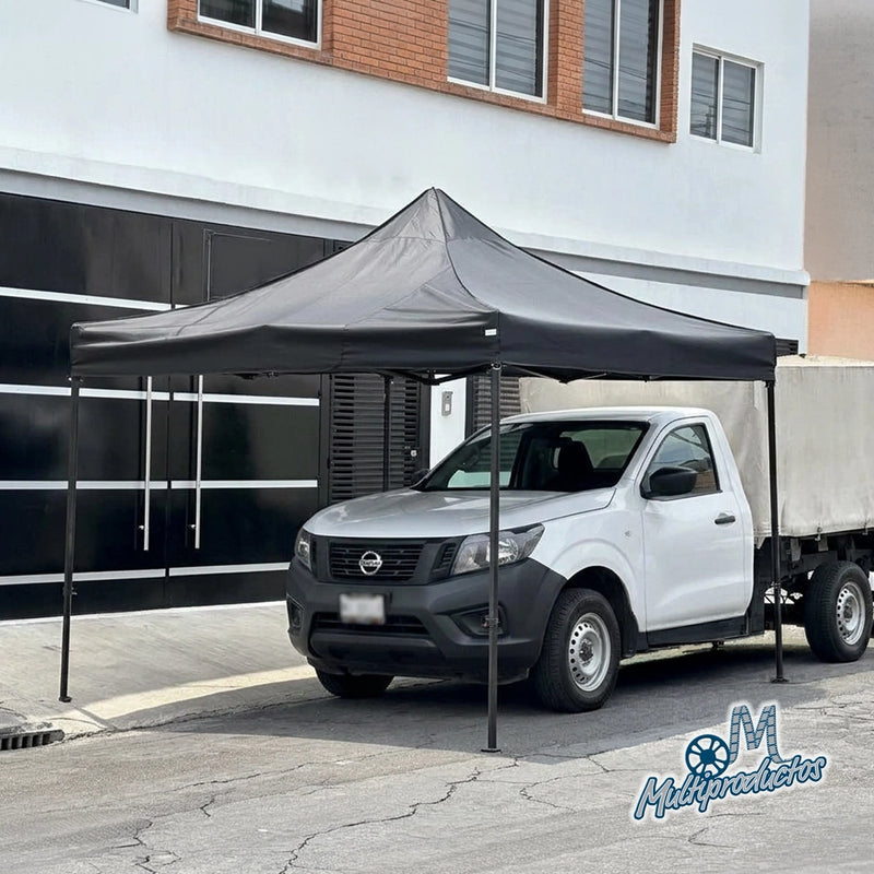 Cargue la imagen en el visor de la galería, Carpa negra FilmCrew multiproductos y expendables. Carpa negra armada junto sobre una camioneta blanca.