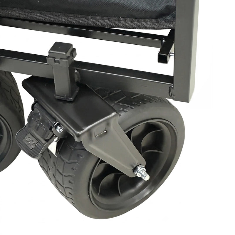 Cargue la imagen en el visor de la galería, Carrito vagón plegable multiusos FilmCrew. Primer plano de la rueda todoterreno del carrito vagón FilmCrew con detalle del pedal de freno de bloqueo.