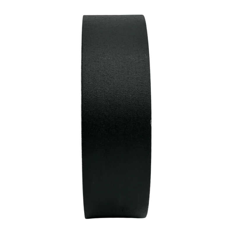 Cargue la imagen en el visor de la galería, Cinta gaffer premium Polyken 510. Rollo de cinta gaffer negra Polyken 510 visto de perfil mostrando su grosor y acabado mate.