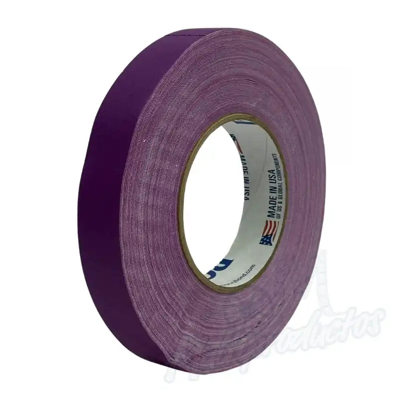Cargue la imagen en el visor de la galería, Cinta gaffer mate Polyken 510 de 24 mm x 50 m. Rollo de cinta gaffer mate color morado Polyken 510 visto desde un ángulo lateral.