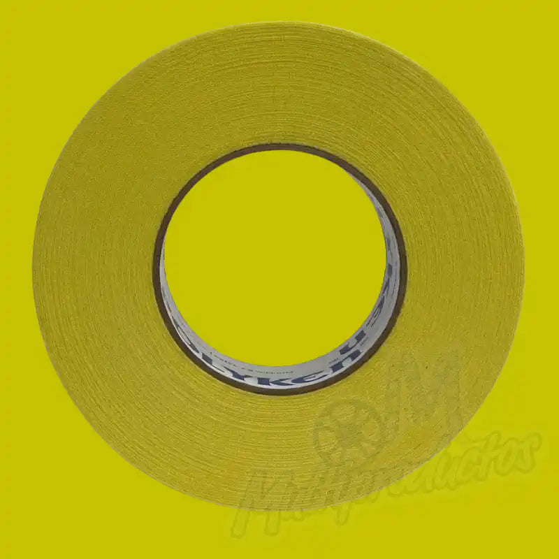 Cargue la imagen en el visor de la galería, Cinta gaffer mate Polyken 510 de 48 mm x 50 m. Rollo de cinta gaffer color amarillo visto de frente sobre fondo amarillo.