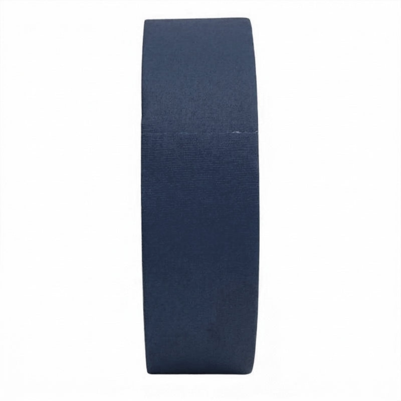 Cargue la imagen en el visor de la galería, Cinta gaffer mate Polyken 510 de 48 mm x 50 m. Rollo de cinta gaffer color azul oscuro Polyken 510 visto de perfil mostrando su grosor y acabado mate.