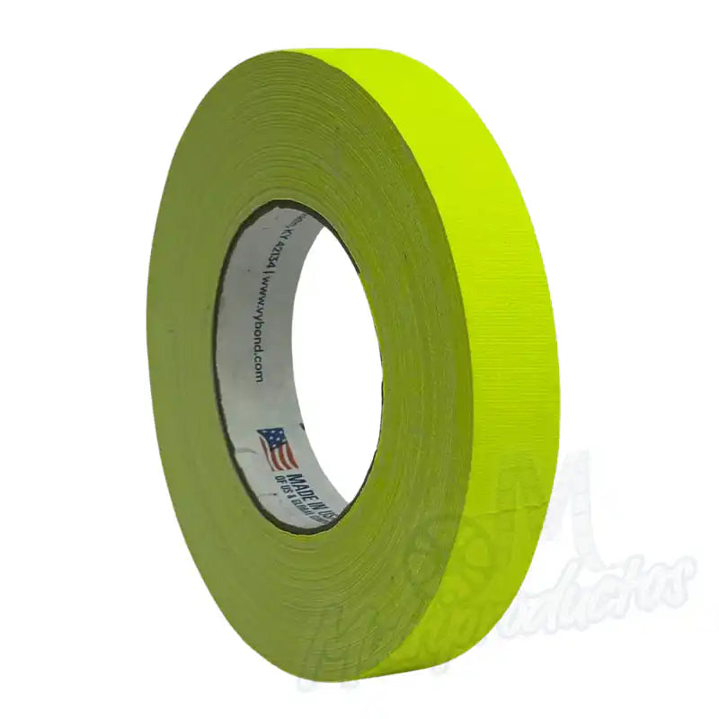 Cargue la imagen en el visor de la galería, Cinta gaffer neón Polyken 510 24 mm x 45 m. Rollo de cinta gaffer Polyken 510 neón color amarillo en vista de tres cuartos.