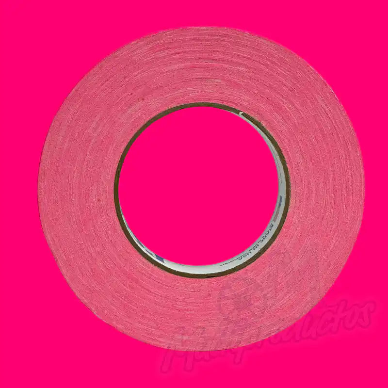 Cargue la imagen en el visor de la galería, Cinta gaffer neón Polyken 510 24 mm x 45 m. Rollo de cinta gaffer neón color rosa visto de frente sobre fondo rosa fluorescente.