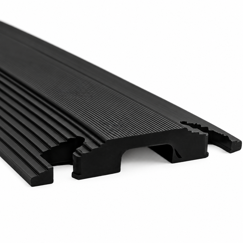 Cargue la imagen en el visor de la galería, PACK PASACABLES PEATONAL NEGRO DE 1 CANAL (4pza ) - 102cm c/u - Multiproductos y expendables SA de CV