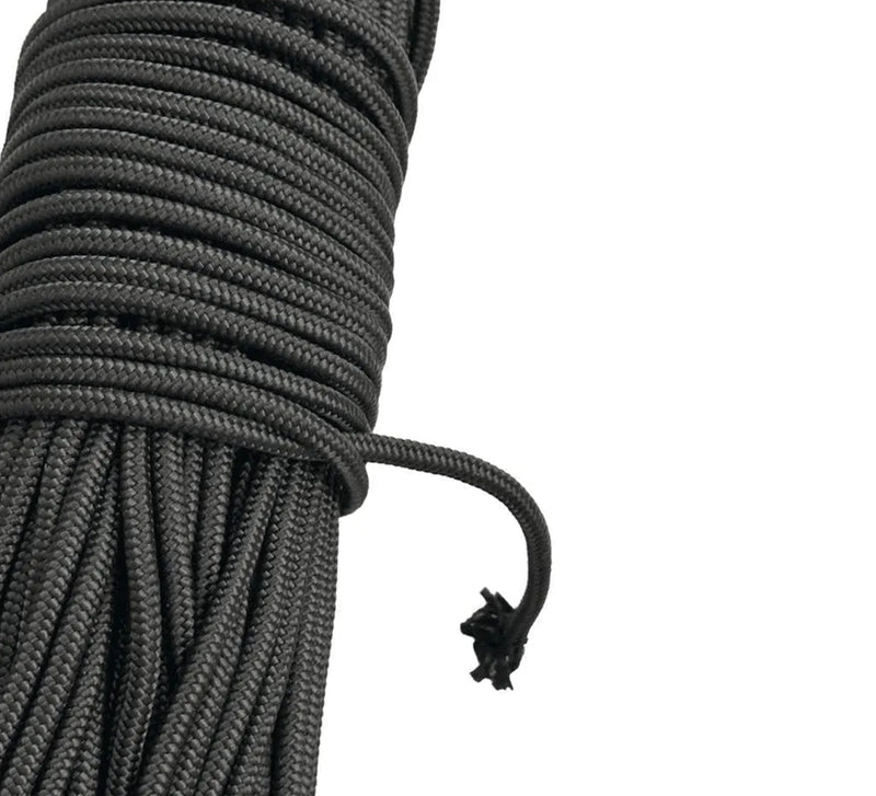 Cargue la imagen en el visor de la galería, Piola cuerda de polipropileno negra. Primer plano de una madeja de cuerda piola negra de polipropileno mostrando el detalle del tejido resistente y el acabado de la punta deshilachada.