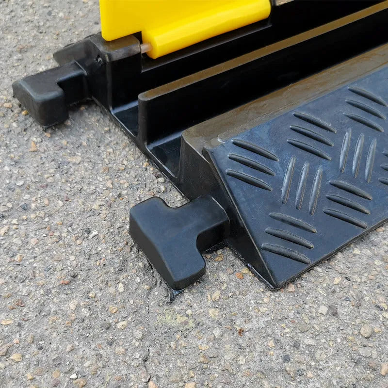 Cargue la imagen en el visor de la galería, Rampa protectora de cables de 2 canales. Detalle del conector tipo "T" de acoplamiento rápido y textura antiderrapante de la rampa protectora de cables.