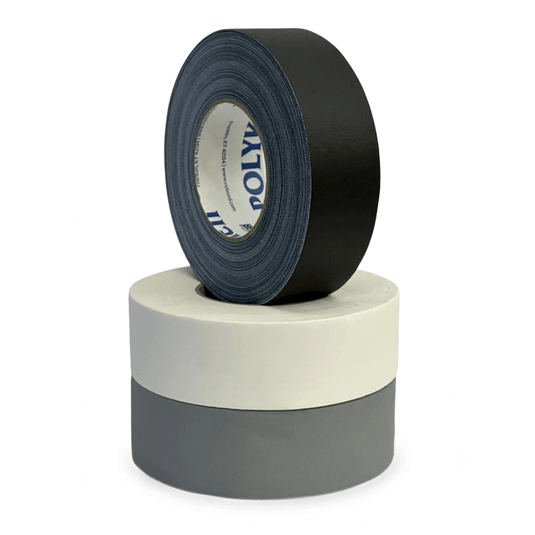 Cinta gaffer premium Polyken 510. Apilamiento de tres rollos de cinta gaffer Polyken 510 en colores negro, blanco y gris.