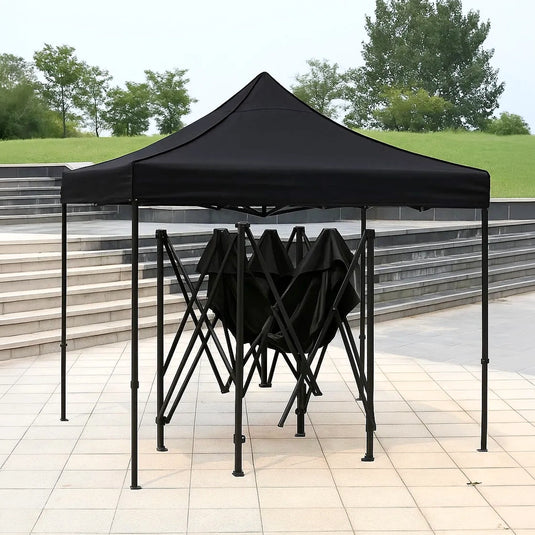 Carpa negra FilmCrew multiproductos y expendables. Carpa armada en un patio con la estructura central plegada.