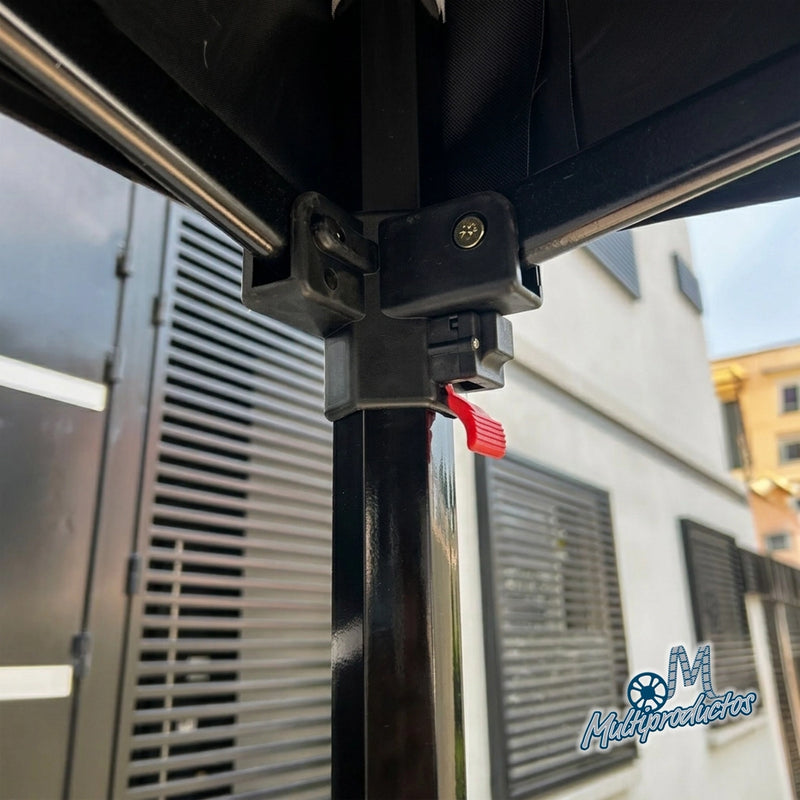 Cargue la imagen en el visor de la galería, Carpa negra FilmCrew multiproductos y expendables. Mecanismo de bloqueo de la pata con palanca roja.
