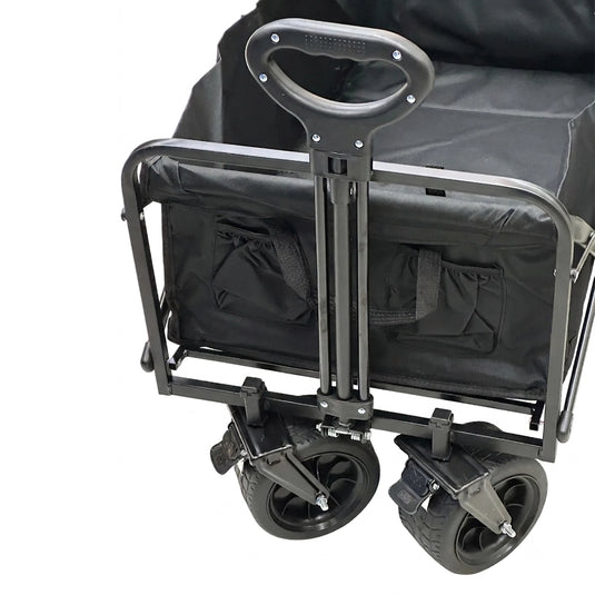 Carrito vagón plegable multiusos FilmCrew. Detalle de vista delantera del carrito vagón plegable portátil FilmCrew con asa telescópica retráctil y ruedas delanteras con freno.