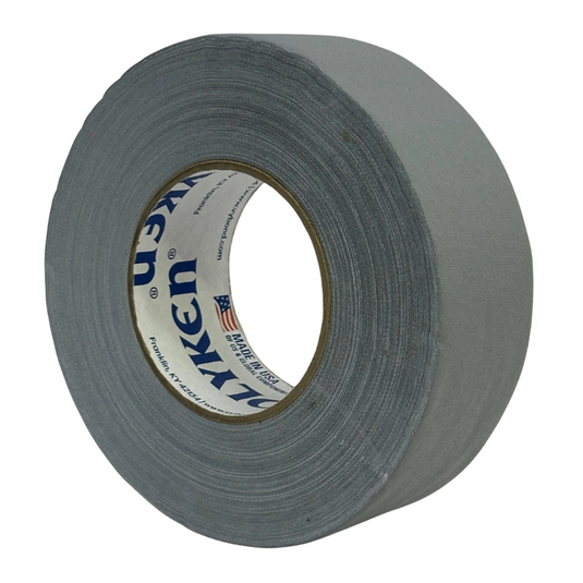 Cinta gaffer premium Polyken 510. Cinta gaffer premium Polyken 510 color gris en posición tres cuartos.