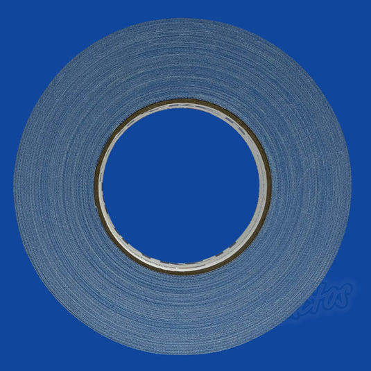 Cinta gaffer mate Polyken 510 de 24 mm x 50 m. Rollo de cinta gaffer color azul visto de frente sobre fondo azul.