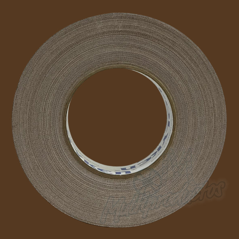 Cargue la imagen en el visor de la galería, Cinta gaffer mate Polyken 510 de 24 mm x 50 m. Rollo de cinta gaffer café visto de frente sobre fondo café.
