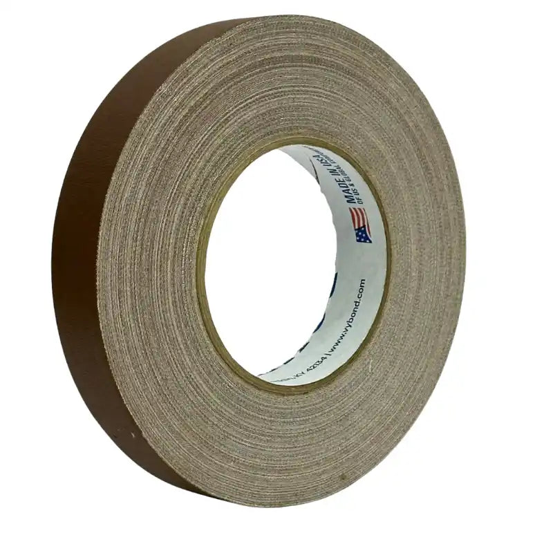 Cargue la imagen en el visor de la galería, Cinta gaffer mate Polyken 510 de 24 mm x 50 m. Rollo de cinta gaffer mate color café Polyken 510 visto desde un ángulo lateral.
