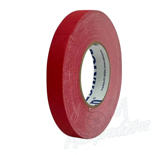 Cinta gaffer mate Polyken 510 de 24 mm x 50 m. Rollo de cinta gaffer premium Polyken 510 visto desde un ángulo lateral color rojo.