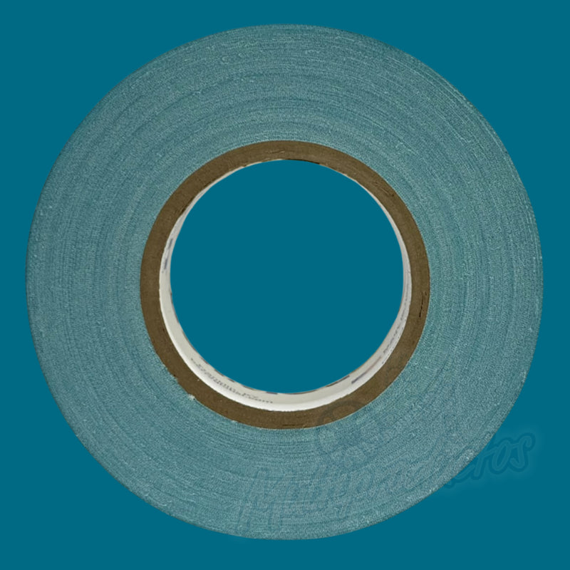 Cargue la imagen en el visor de la galería, Cinta gaffer mate Polyken 510 de 24 mm x 50 m. Rollo de cinta gaffer azul turquesa visto de frente sobre fondo azul turquesa.
