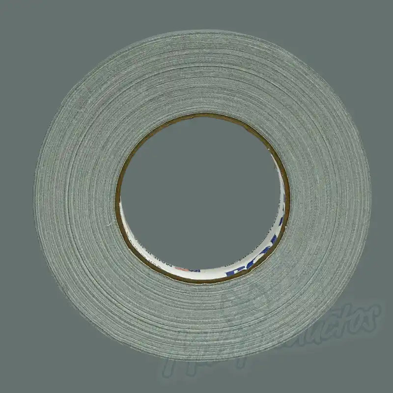 Cargue la imagen en el visor de la galería, Cinta gaffer mate Polyken 510 de 24 mm x 50 m. Rollo de cinta gaffer color gris visto de frente sobre fondo gris.
