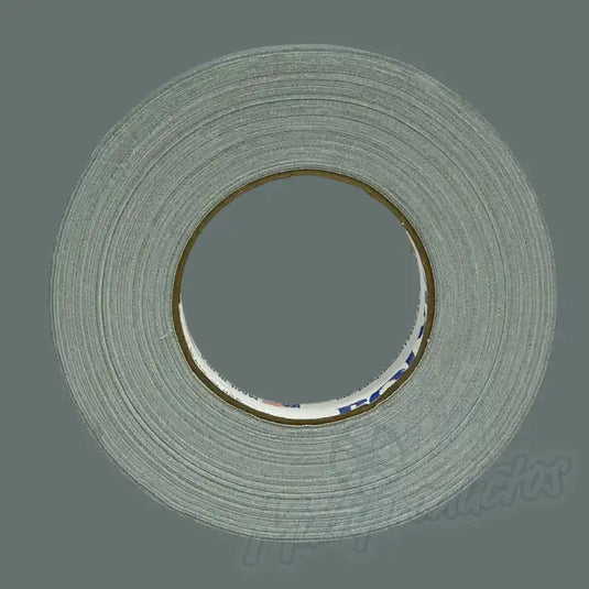 Cinta gaffer mate Polyken 510 de 24 mm x 50 m. Rollo de cinta gaffer color gris visto de frente sobre fondo gris.
