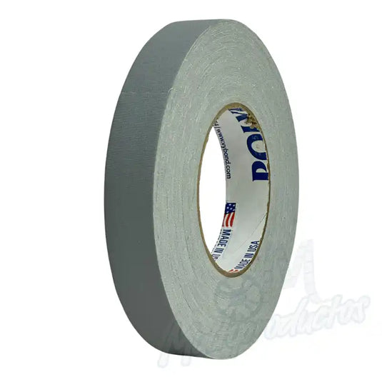 Cinta gaffer mate Polyken 510 de 24 mm x 50 m. Rollo de cinta gaffer premium Polyken 510 visto desde un ángulo lateral color gris.