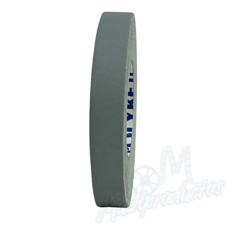 Cargue la imagen en el visor de la galería, Cinta gaffer mate Polyken 510 de 24 mm x 50 m. Rollo de cinta gaffer gris Polyken 510 visto de perfil mostrando su grosor y acabado mate.
