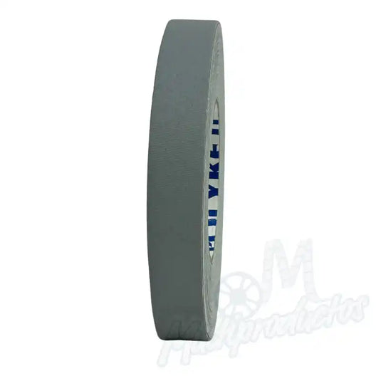 Cinta gaffer mate Polyken 510 de 24 mm x 50 m. Rollo de cinta gaffer gris Polyken 510 visto de perfil mostrando su grosor y acabado mate.