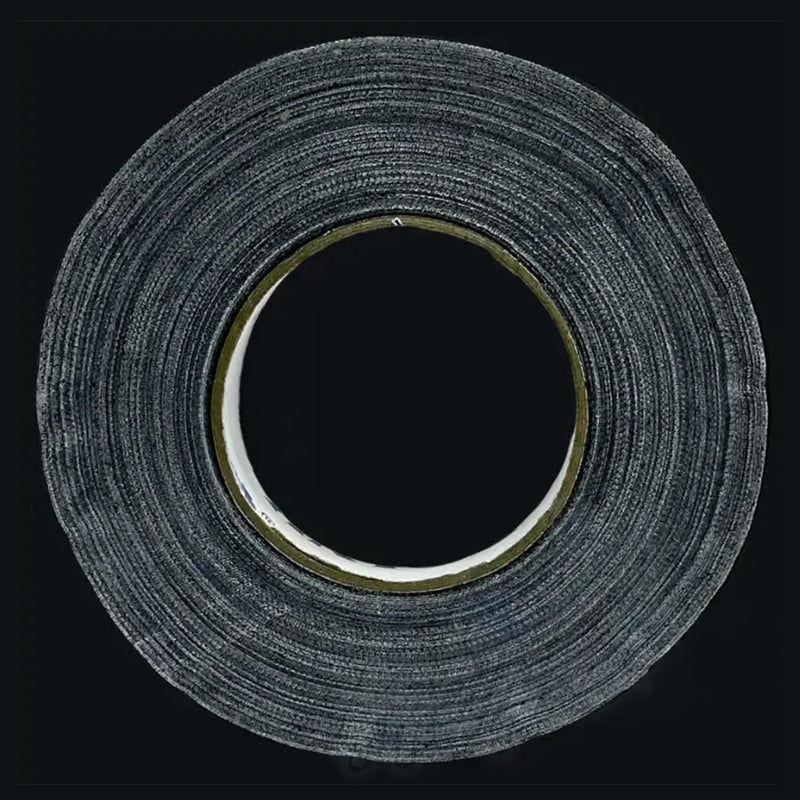 Cargue la imagen en el visor de la galería, Cinta gaffer mate Polyken 510 de 24 mm x 50 m. Rollo de cinta gaffer color negro visto de frente sobre fondo negro.
