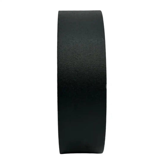 Cinta gaffer mate Polyken 510 de 48 mm x 50 m. Rollo de cinta gaffer color negro Polyken 510 visto de perfil mostrando su grosor y acabado mate.