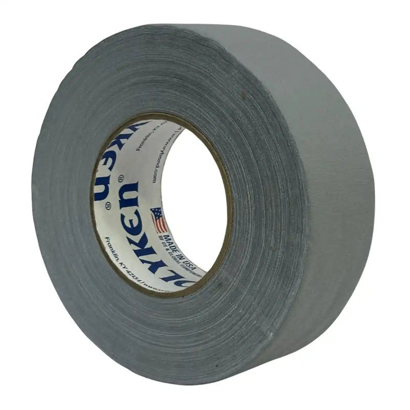 Cargue la imagen en el visor de la galería, Cinta gaffer mate Polyken 510 de 48 mm x 50 m. Cinta gaffer premium Polyken 510 color gris en posición tres cuartos.

