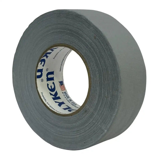 Cinta gaffer mate Polyken 510 de 48 mm x 50 m. Cinta gaffer premium Polyken 510 color gris en posición tres cuartos.