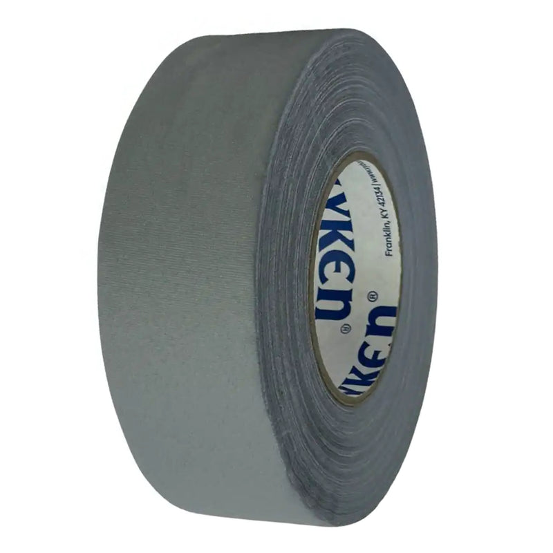 Cargue la imagen en el visor de la galería, Cinta gaffer mate Polyken 510 de 48 mm x 50 m. Rollo de cinta gaffer premium Polyken 510 visto desde un ángulo lateral color gris.
