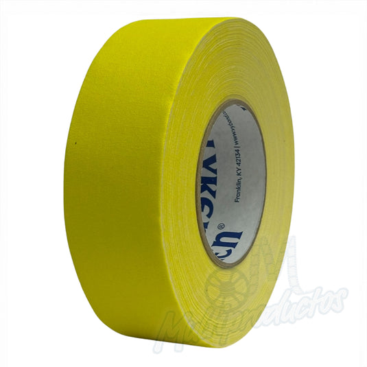 Cinta gaffer mate Polyken 510 de 48 mm x 50 m. Rollo de cinta gaffer mate color amarillo Polyken 510 visto desde un ángulo lateral.