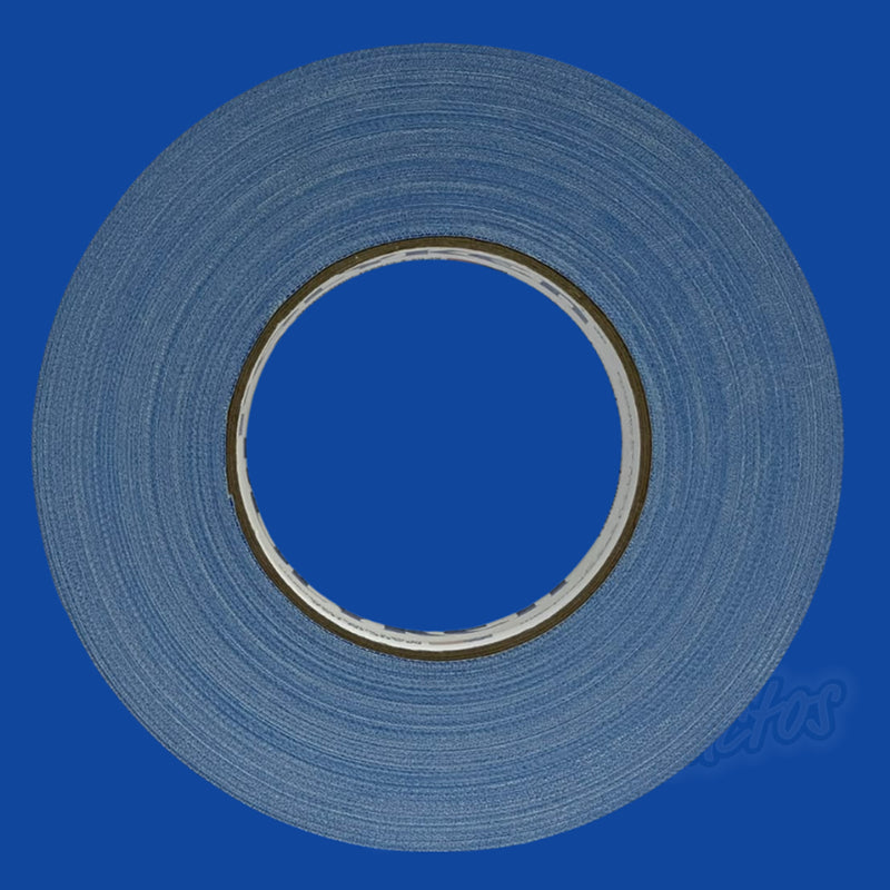 Cargue la imagen en el visor de la galería, Cinta gaffer mate Polyken 510 de 48 mm x 50 m. Rollo de cinta gaffer color azul visto de frente sobre fondo azul.
