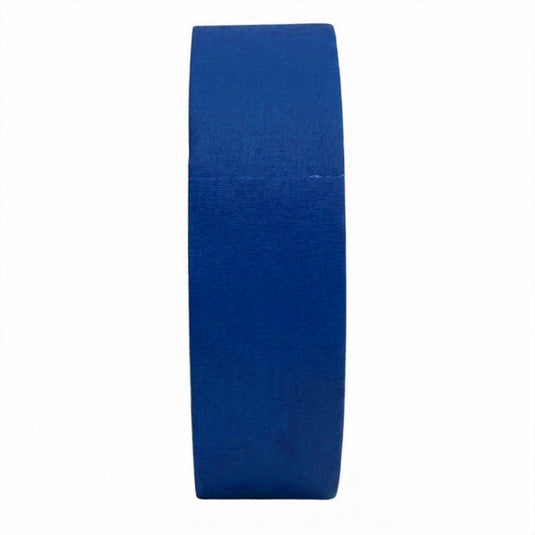 Cinta gaffer mate Polyken 510 de 48 mm x 50 m. Rollo de cinta gaffer color azul Polyken 510 visto de perfil mostrando su grosor y acabado mate.