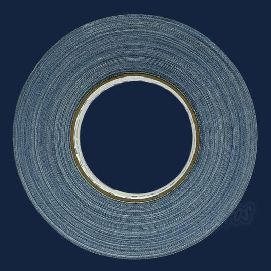 Cinta gaffer mate Polyken 510 de 48 mm x 50 m. Rollo de cinta gaffer azul oscuro visto de frente sobre fondo azul oscuro.