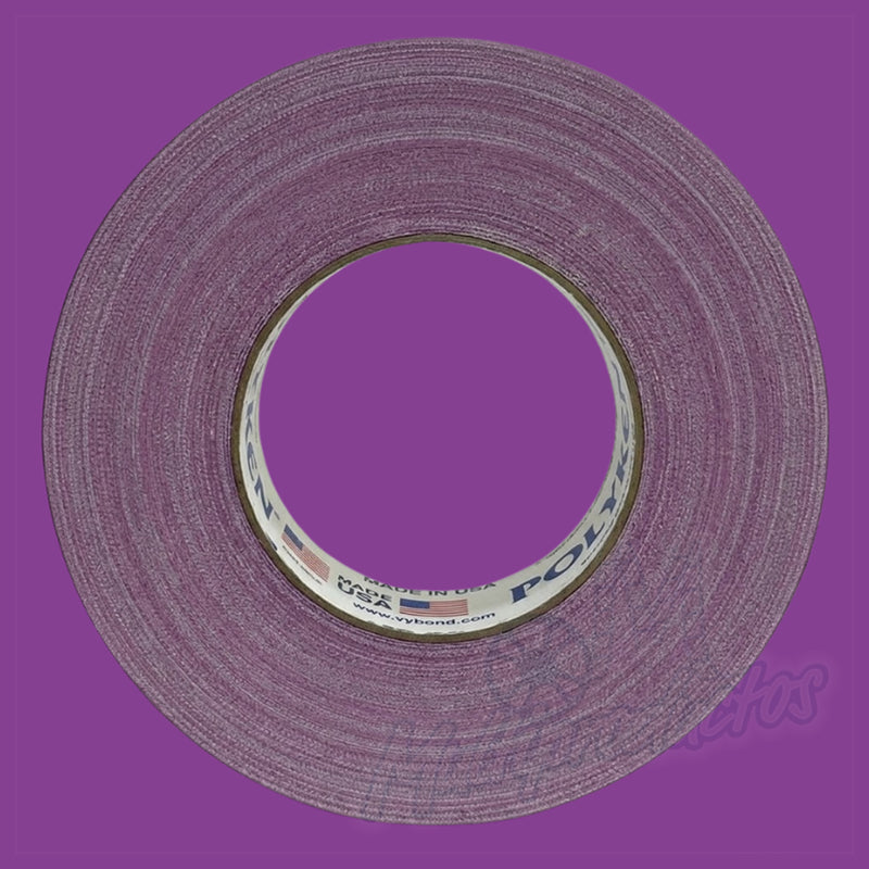 Cargue la imagen en el visor de la galería, Cinta gaffer mate Polyken 510 de 48 mm x 50 m. Rollo de cinta gaffer morado visto de frente sobre fondo azul morado.
