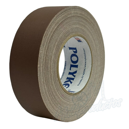 Cinta gaffer mate Polyken 510 de 48 mm x 50 m. Rollo de cinta gaffer mate color café Polyken 510 visto desde un ángulo lateral.