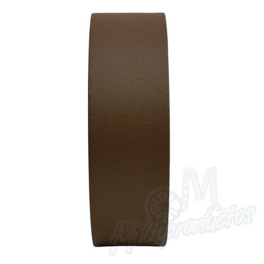 Cinta gaffer mate Polyken 510 de 48 mm x 50 m. Rollo de cinta gaffer color café Polyken 510 visto de perfil mostrando su grosor y acabado mate.