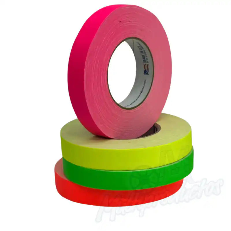 Cargue la imagen en el visor de la galería, Cinta gaffer neon Polyken 510 24 mm x 45 m. Pila de rollos de cinta gaffer neón en sus cuatro colores, verde, amarillo, rosa y naranja.
