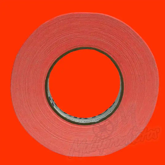 Cinta gaffer neón Polyken 510 24 mm x 45 m. Rollo de cinta gaffer neón color naranja visto de frente sobre fondo naranja fluorescente.