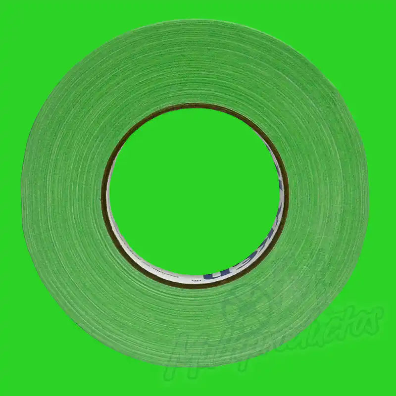 Cargue la imagen en el visor de la galería, Cinta gaffer neón Polyken 510 24 mm x 45 m. Rollo de cinta gaffer neón color verde visto de frente sobre fondo verde fluorescente.
