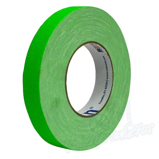 Cinta gaffer neón Polyken 510 24 mm x 45 m. Cinta gaffer Polyken 510 color verde neón visto desde un ángulo lateral.