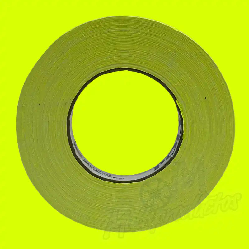 Cargue la imagen en el visor de la galería, Cinta gaffer neón Polyken 510 24 mm x 45 m. Rollo de cinta gaffer neón color amarillo visto de frente sobre fondo amarillo fluorescente.
