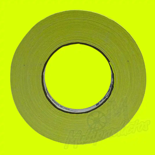 Cinta gaffer neón Polyken 510 24 mm x 45 m. Rollo de cinta gaffer neón color amarillo visto de frente sobre fondo amarillo fluorescente.