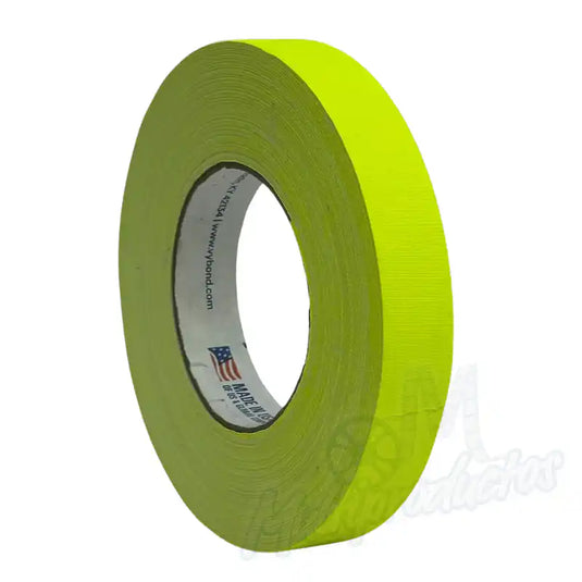 Cinta gaffer neón Polyken 510 24 mm x 45 m. Rollo de cinta gaffer Polyken 510 neón color amarillo en vista de tres cuartos.