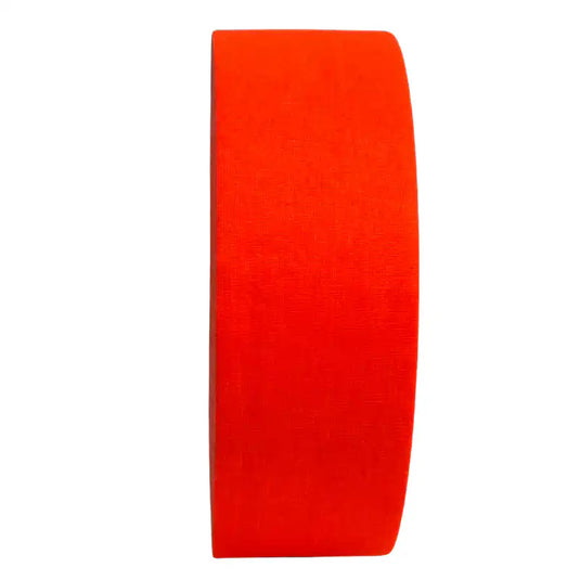Cinta gaffer neon Polyken 510 48 mm x 45 m. Rollo de cinta gaffer neón color naranja Polyken 510 visto de perfil mostrando su grosor y acabado fluorescente.