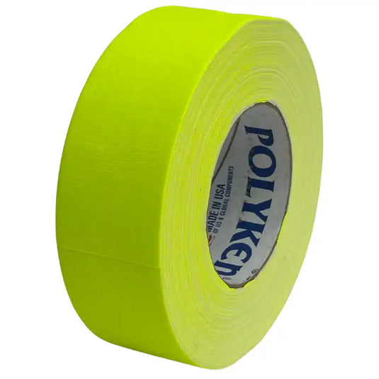 Cinta gaffer neón Polyken 510 48 mm x 45 m. Cinta gaffer Polyken 510 color amarillo neón visto desde un ángulo lateral.
