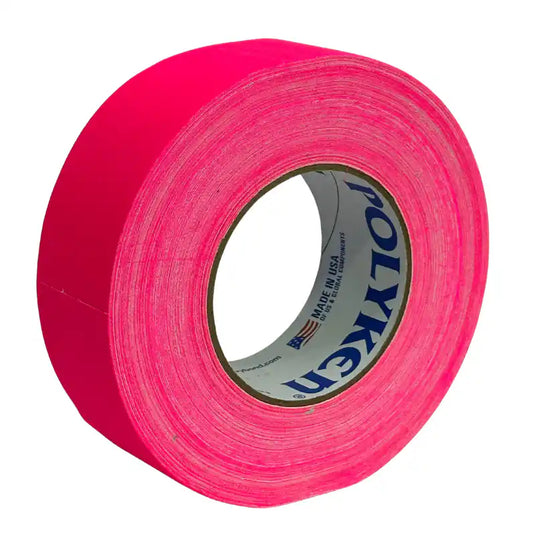 Cinta gaffer neón Polyken 510 48 mm x 45 m. Cinta gaffer Polyken 510 color rosa neón visto desde un ángulo lateral.