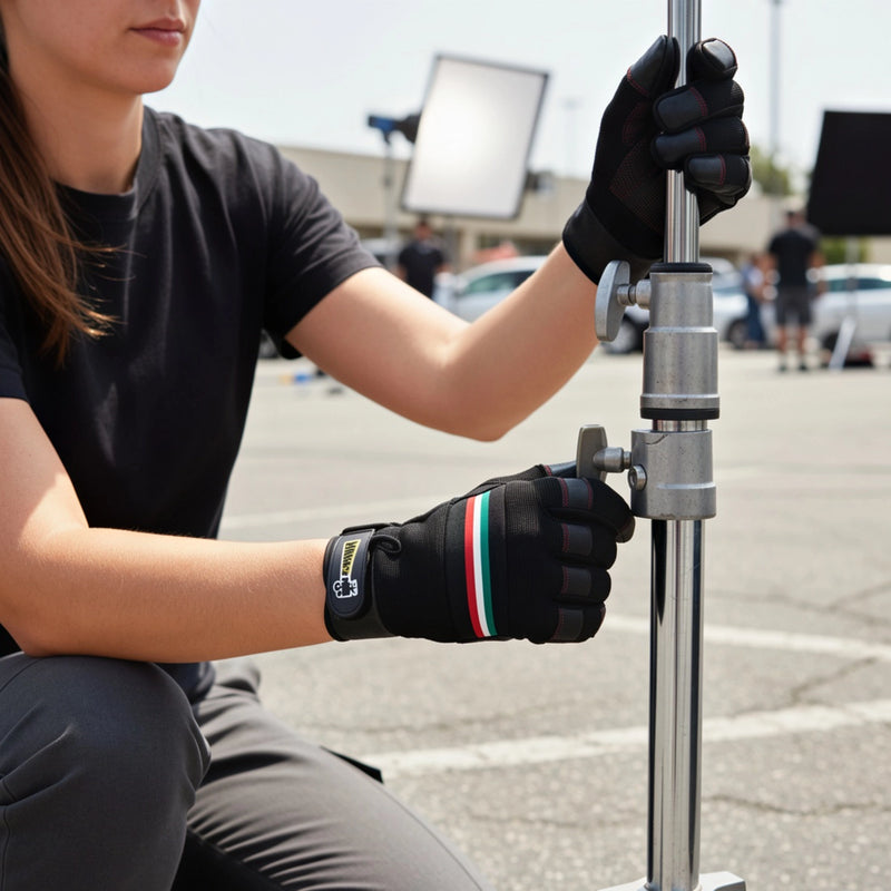 Cargue la imagen en el visor de la galería, Guantes para altas temperaturas FilmCrew. Asistente de producción ajustando trípode metálico de iluminación usando guantes térmicos FilmCrew.
